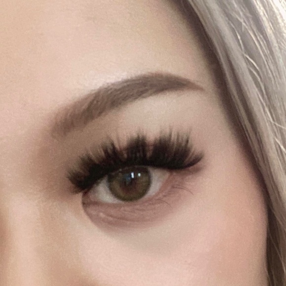 ☁️ BLOWOUT LASHES ☁️
false eyelashes / fake lashes - Picture 3 of 4